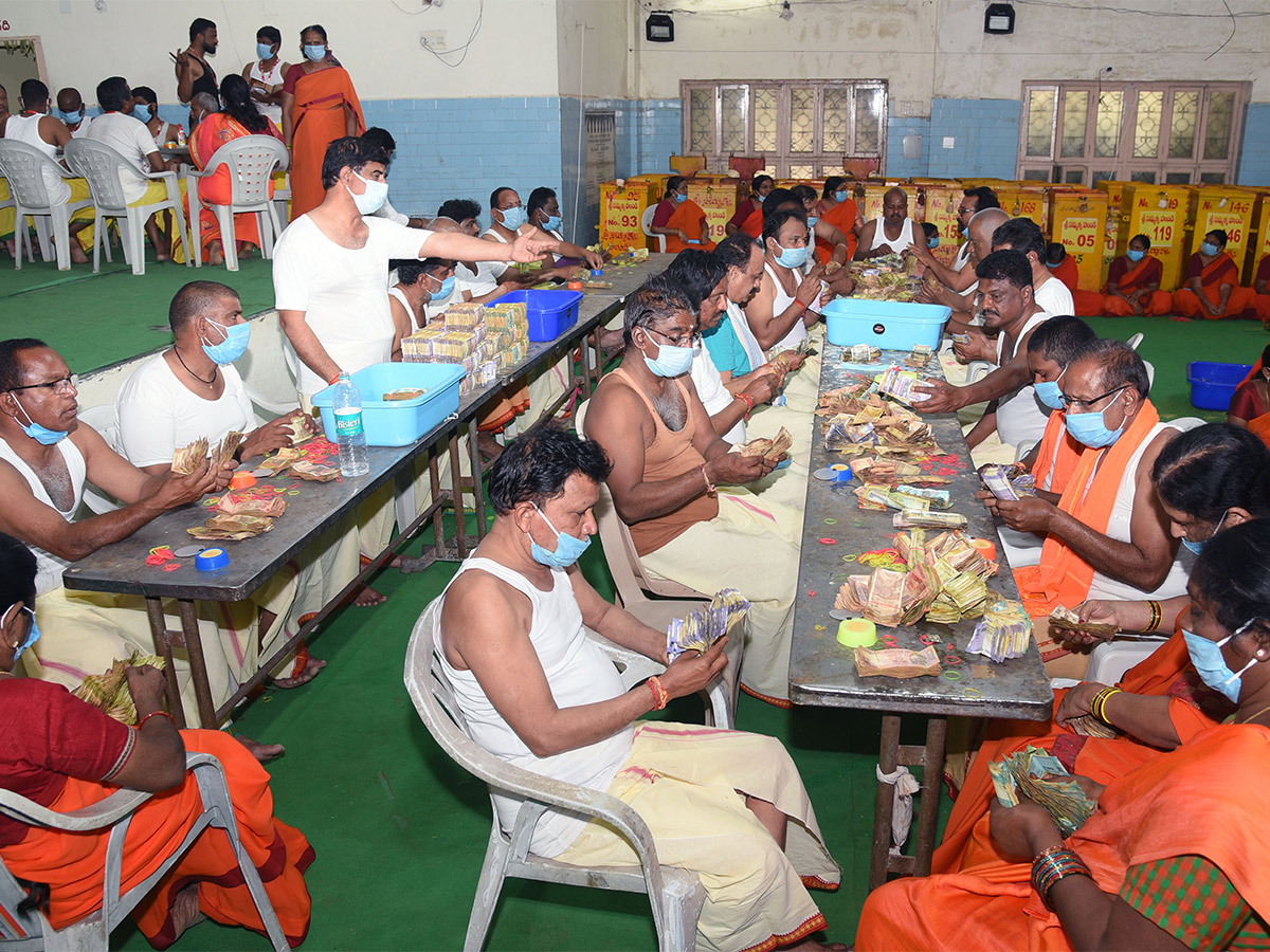Sammakka_20Saralamma_20Medaram_20Jatara_20Hundi_20Counting-2.jpg 2