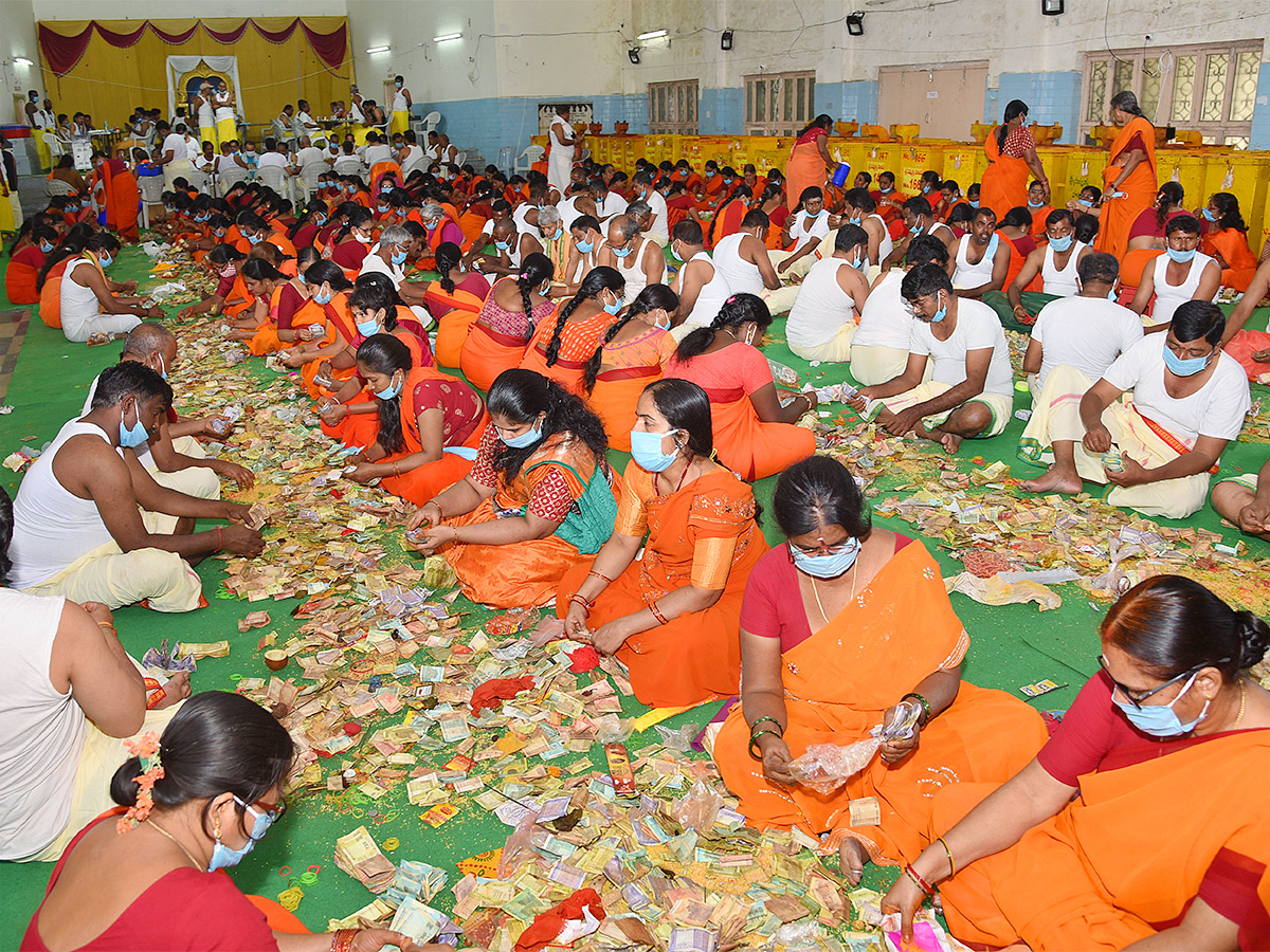 Sammakka_20Saralamma_20Medaram_20Jatara_20Hundi_20Counting-4.jpg 4