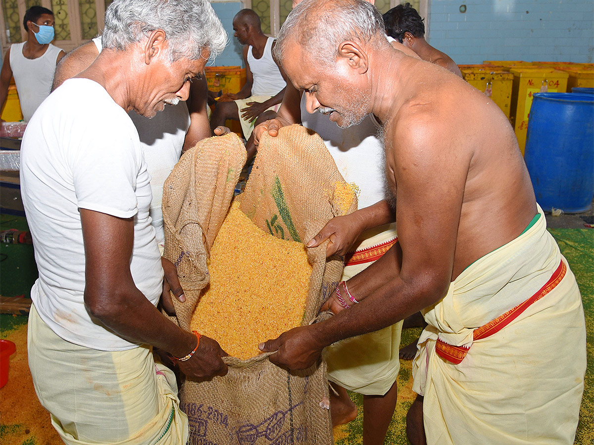 Sammakka_20Saralamma_20Medaram_20Jatara_20Hundi_20Counting-9.jpg 9