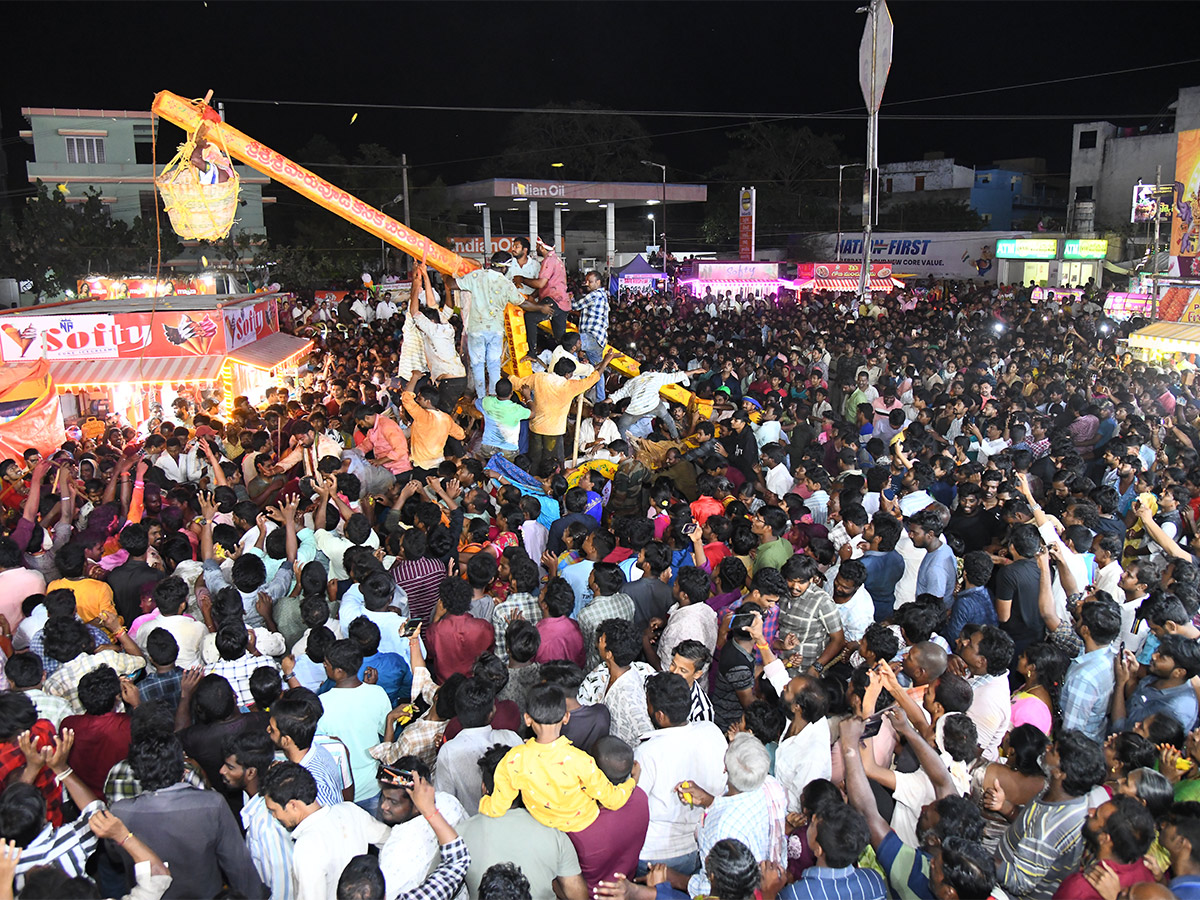 Vuyyuru_20Veeramma_20Talli_20Temple_20Pics-11.jpg 10