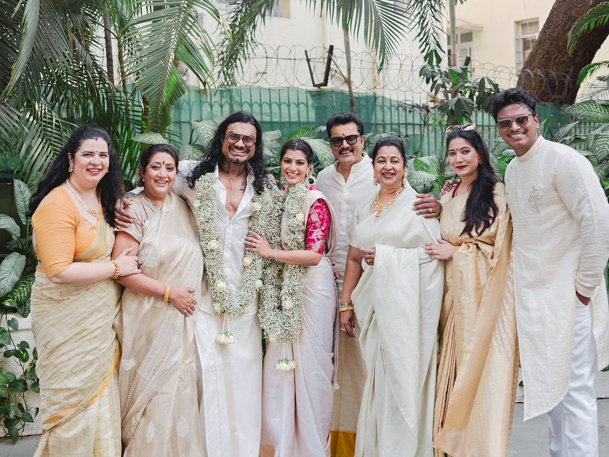 varalakshmi_20sarathkumar_20engagement_20Photos_20Viral_2.jpg 3