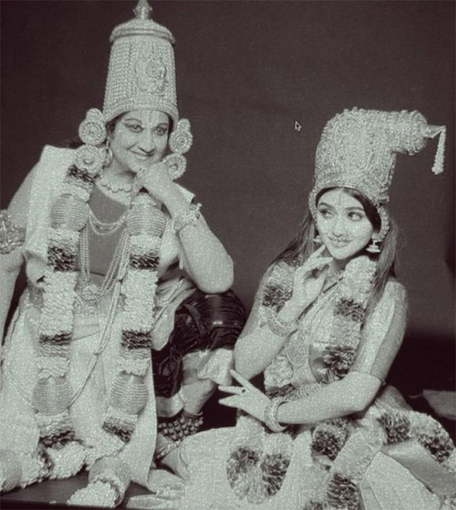 Sreeleela_20Bharatanatyam_20Dance_20Fans_20Going_20Gaga_20Pics-10.jpg 8