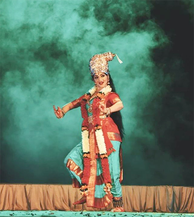 Sreeleela_20Bharatanatyam_20Dance_20Fans_20Going_20Gaga_20Pics-11.jpg 9