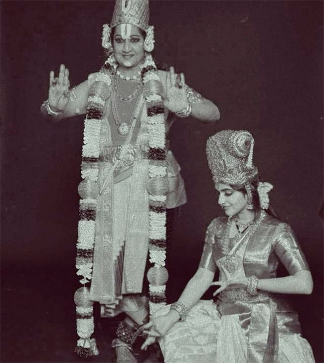 Sreeleela_20Bharatanatyam_20Dance_20Fans_20Going_20Gaga_20Pics-14.jpg 12