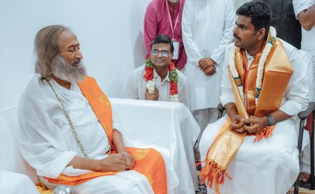 annamalai-meets-ravi-shankar-guruji.jpg