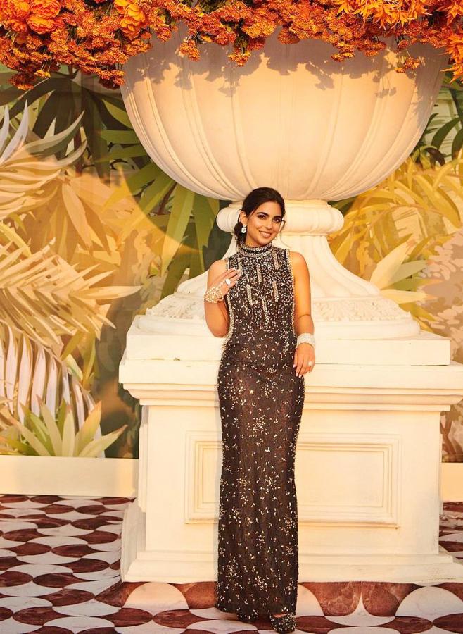 Isha-Ambani-Exquisite-Looks-At-Anant-Ambani-And-Radhika--16.jpg 16