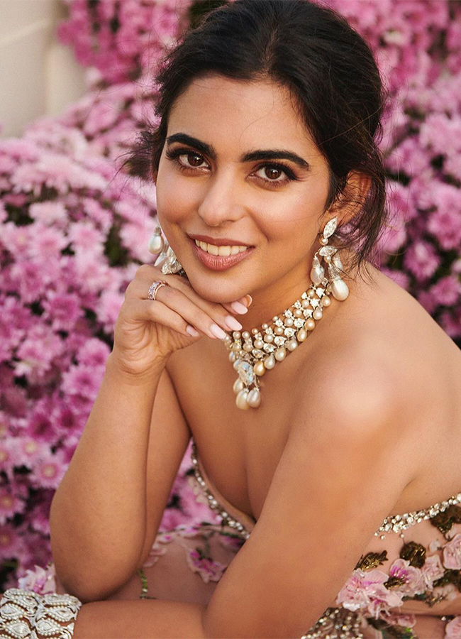 Isha_20Ambani_20Exquisite_20Looks_20At_20Anant_20Ambani_20And_20Radhika_20-11.jpg 11