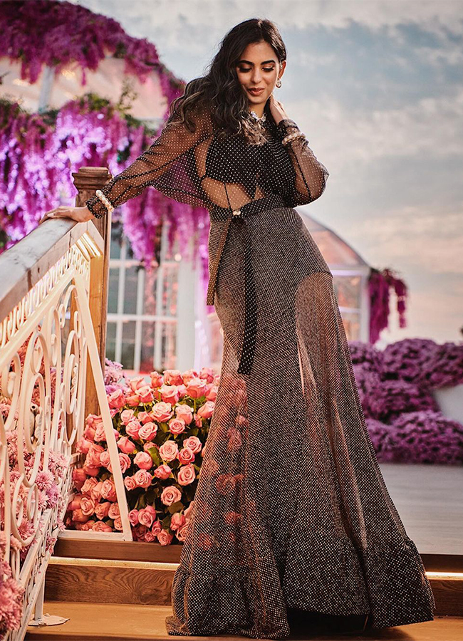 Isha_20Ambani_20Exquisite_20Looks_20At_20Anant_20Ambani_20And_20Radhika_20-12.jpg 12
