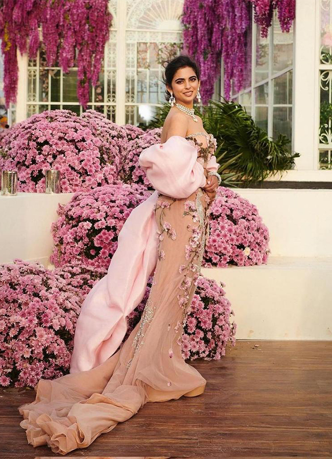 Isha_20Ambani_20Exquisite_20Looks_20At_20Anant_20Ambani_20And_20Radhika_20-3.jpg 3