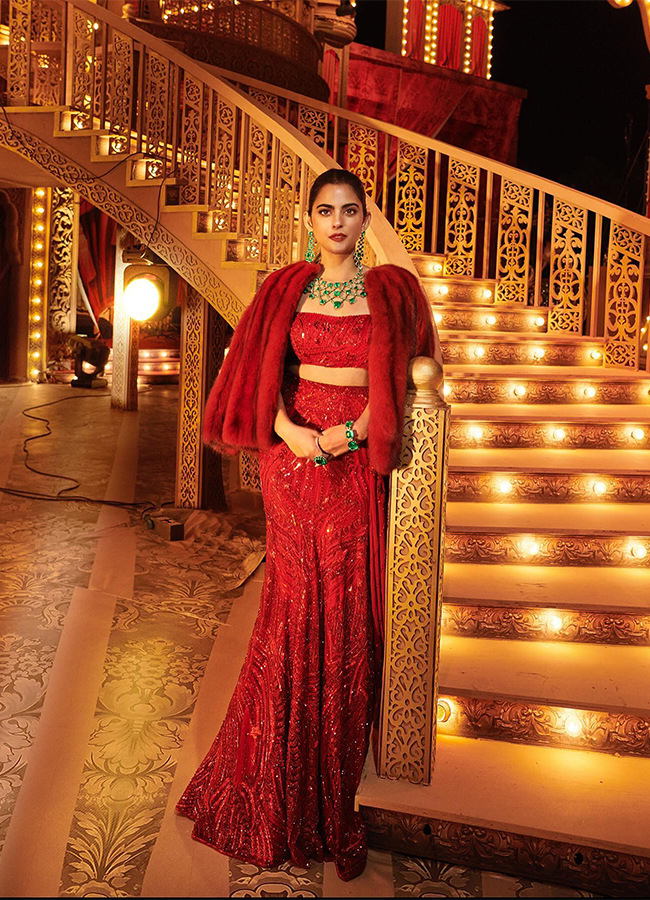 Isha_20Ambani_20Exquisite_20Looks_20At_20Anant_20Ambani_20And_20Radhika_20-4.jpg 4