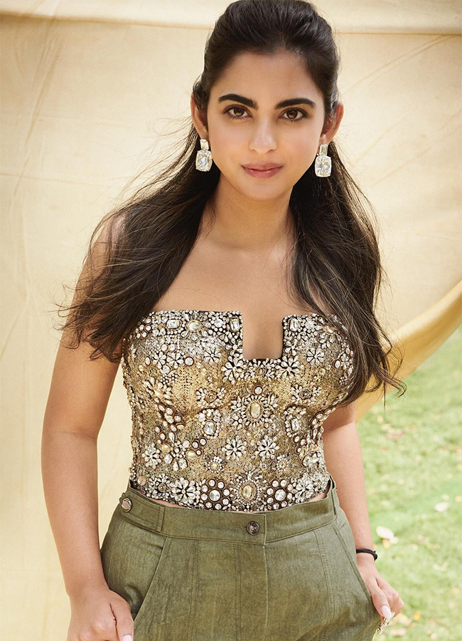 Isha_20Ambani_20Exquisite_20Looks_20At_20Anant_20Ambani_20And_20Radhika_20-6.jpg 6