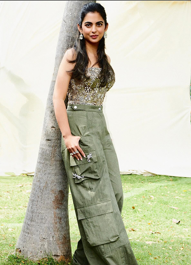 Isha_20Ambani_20Exquisite_20Looks_20At_20Anant_20Ambani_20And_20Radhika_20-7.jpg 7