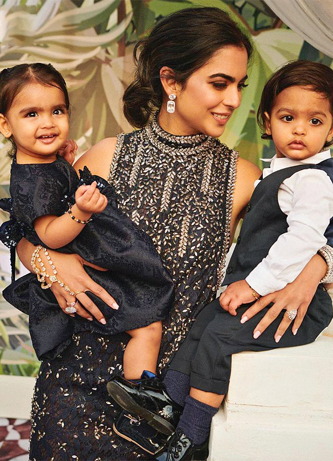 Isha_20Ambani_20Exquisite_20Looks_20At_20Anant_20Ambani_20And_20Radhika_20-9.jpg 9