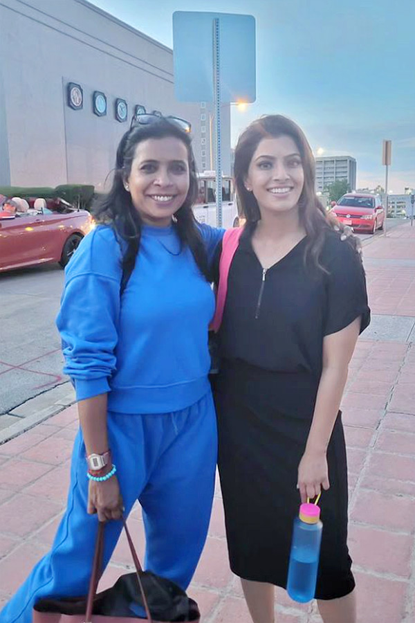 Actress_20Varalakshmi_20Sarathkumar_20Birthday_20Celebrations_20Photos_9.jpg 11