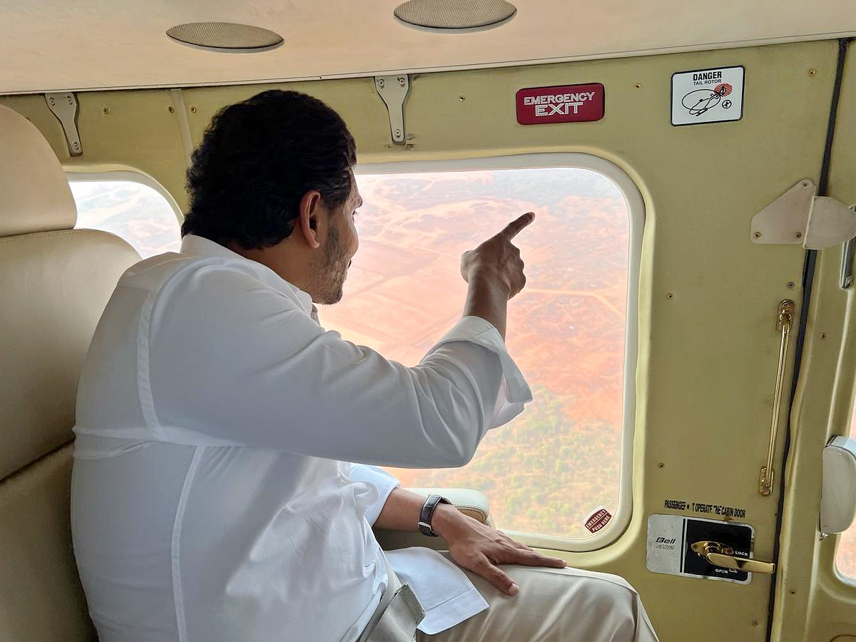 Andhra_20Pradesh_20CM_20YS_20Jagan_20Reddy_20conducts_20aerial_20survey_20in_20Bhogapuram_20Photo4.jpg 3