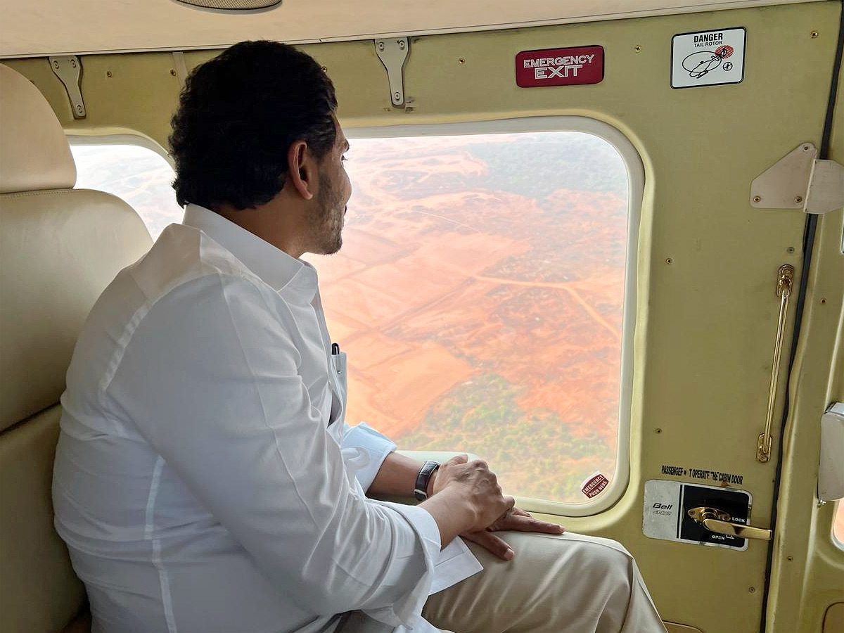 Andhra_20Pradesh_20CM_20YS_20Jagan_20Reddy_20conducts_20aerial_20survey_20in_20Bhogapuram_20Photo5.jpg 4