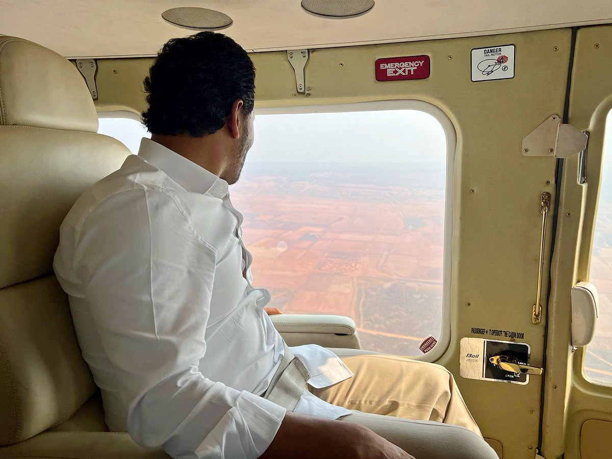 Andhra_20Pradesh_20CM_20YS_20Jagan_20Reddy_20conducts_20aerial_20survey_20in_20Bhogapuram_20Photo6.jpg 5