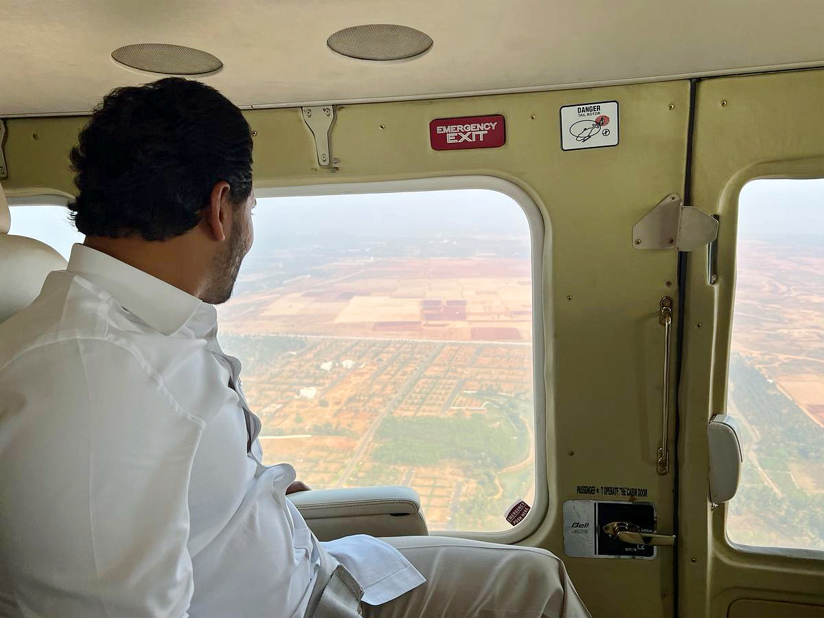 Andhra_20Pradesh_20CM_20YS_20Jagan_20Reddy_20conducts_20aerial_20survey_20in_20Bhogapuram_20Photo7.jpg 6