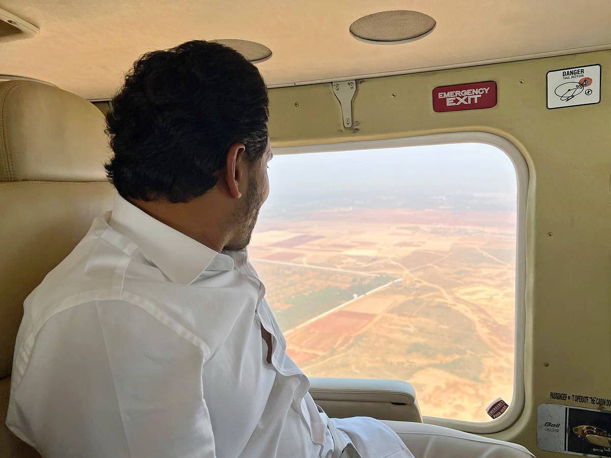 Andhra_20Pradesh_20CM_20YS_20Jagan_20Reddy_20conducts_20aerial_20survey_20in_20Bhogapuram_20Photo8.jpg 7