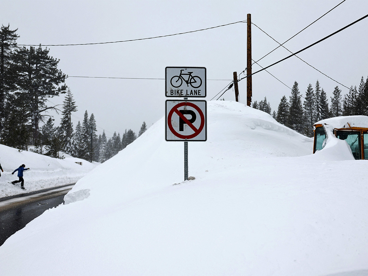 Vehicles_20Stuck_20on_20California_20Interstate_20as_20Heavy_20Snow-12.jpg 11