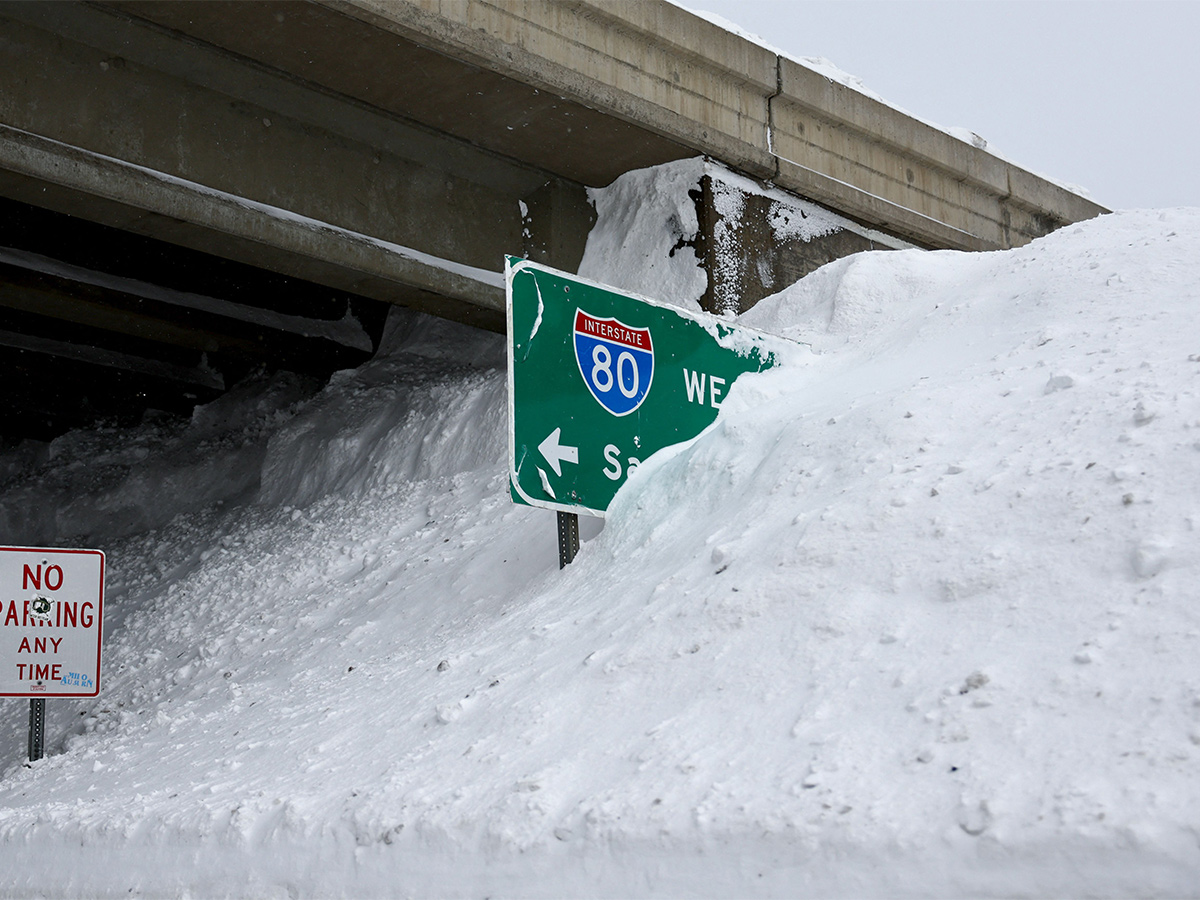Vehicles_20Stuck_20on_20California_20Interstate_20as_20Heavy_20Snow-17.jpg 16