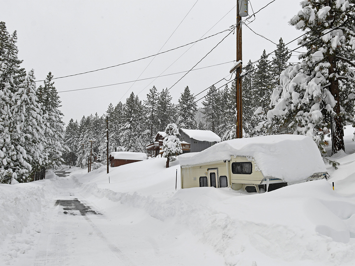 Vehicles_20Stuck_20on_20California_20Interstate_20as_20Heavy_20Snow-20.jpg 19