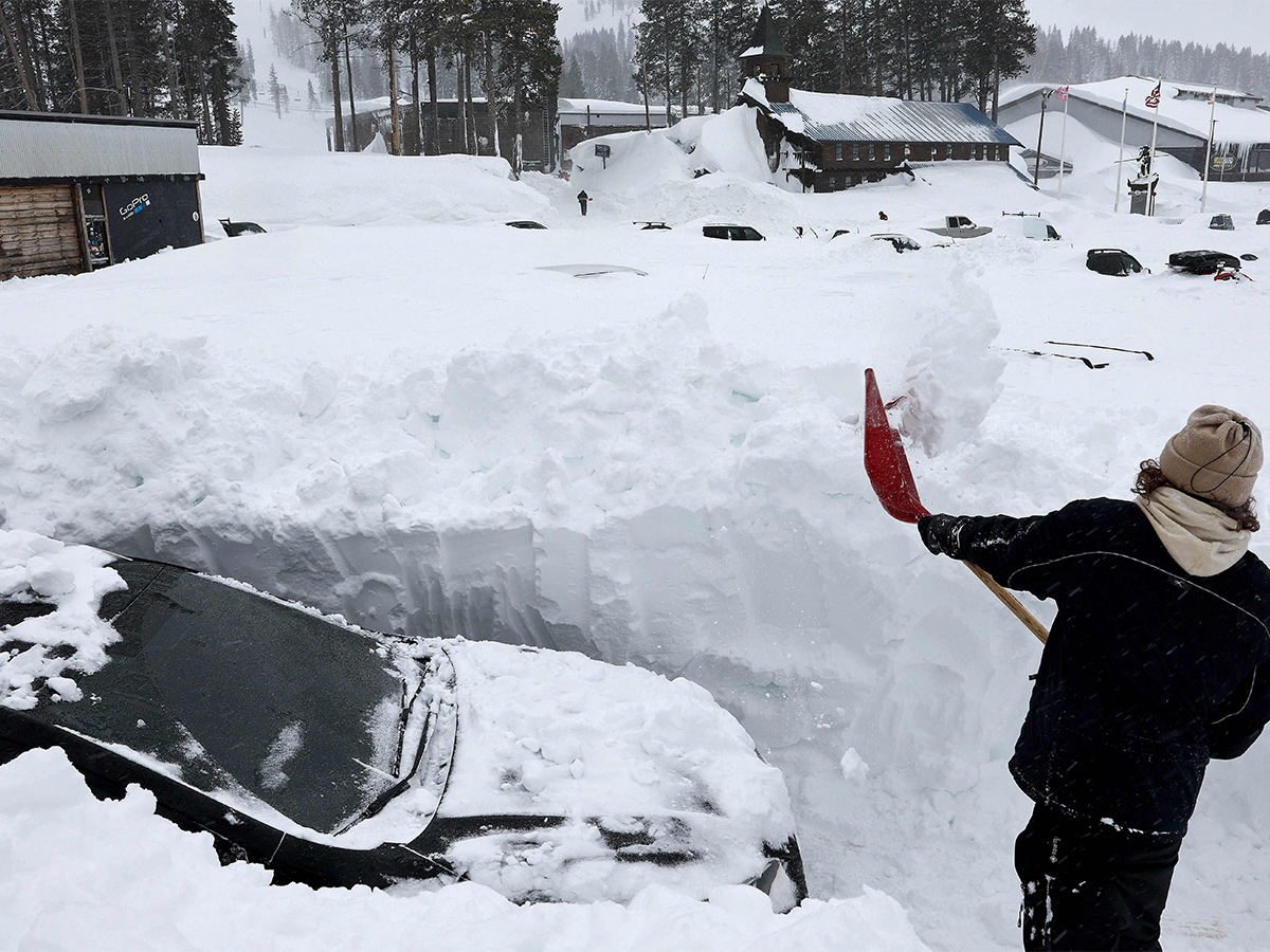 Vehicles_20Stuck_20on_20California_20Interstate_20as_20Heavy_20Snow-26.jpg 24