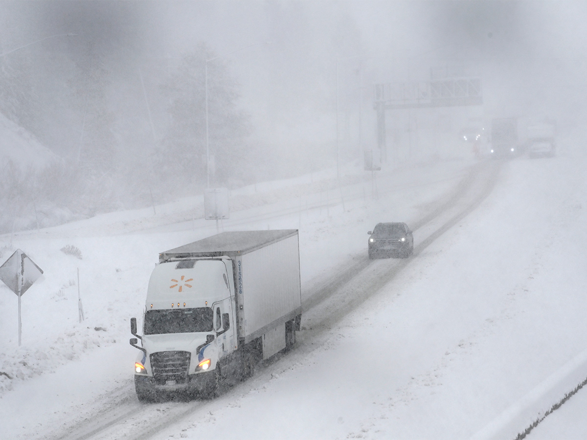 Vehicles_20Stuck_20on_20California_20Interstate_20as_20Heavy_20Snow-30.jpg 27