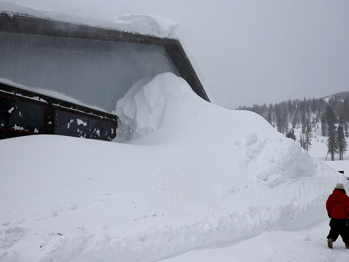 Vehicles_20Stuck_20on_20California_20Interstate_20as_20Heavy_20Snow-6.jpg 6