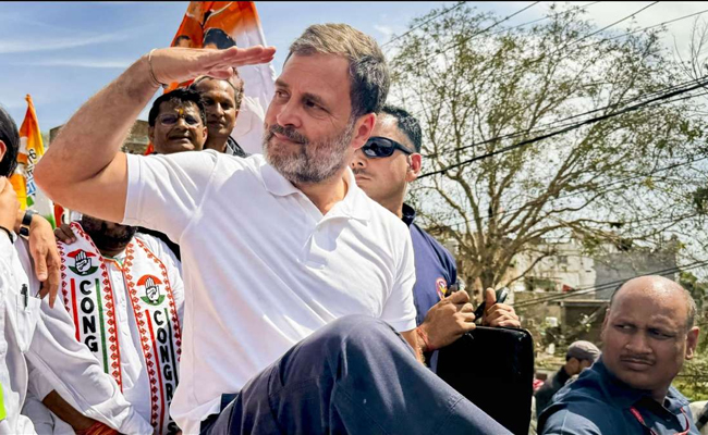rahul_20gandhi_20vs_20smriti_20irani.jpg