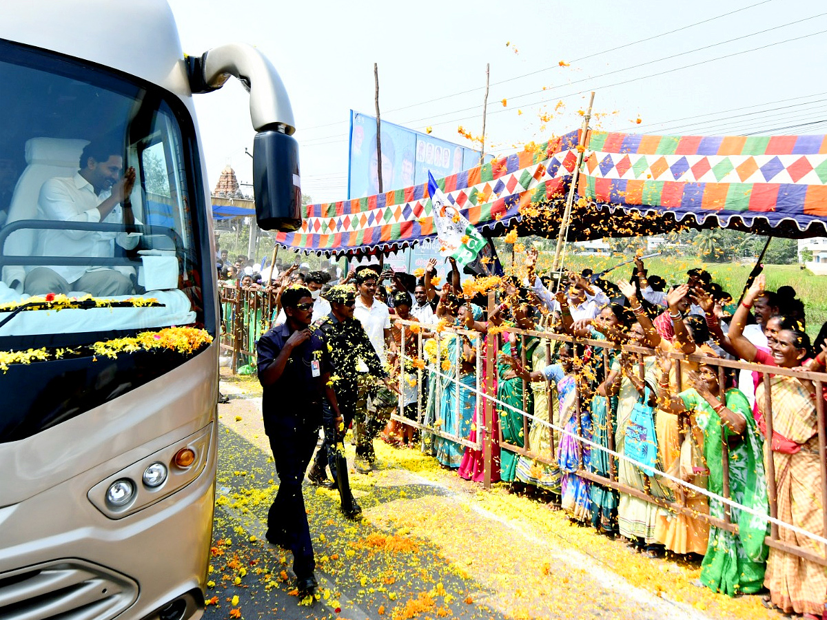 Anakapalli_20Public_20Grand_20Welcome_20to_20CM_20YS_20Jagan_20Photos_10.jpg 11