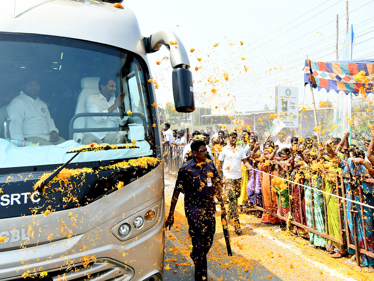 Anakapalli_20Public_20Grand_20Welcome_20to_20CM_20YS_20Jagan_20Photos_11.jpg 12