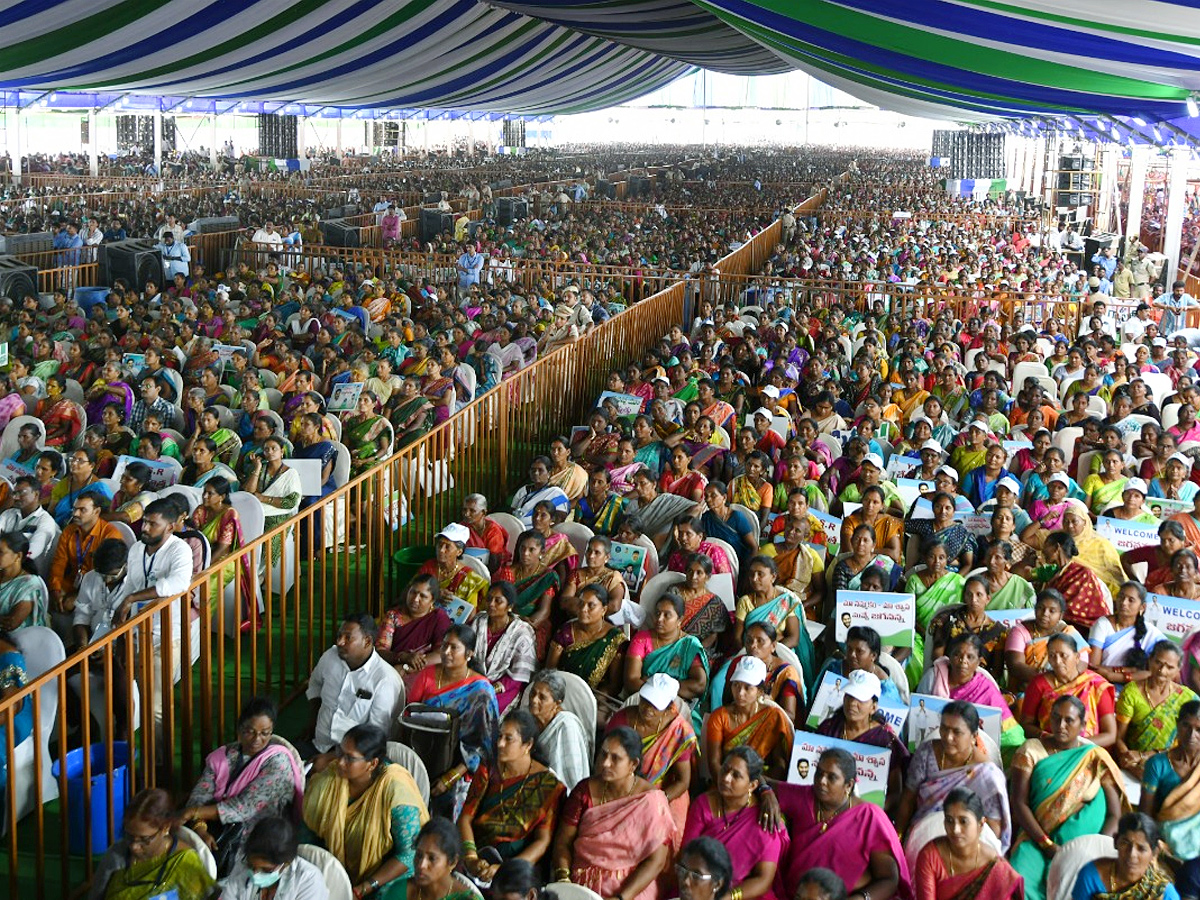 Anakapalli_20Public_20Grand_20Welcome_20to_20CM_20YS_20Jagan_20Photos_16.jpg 17