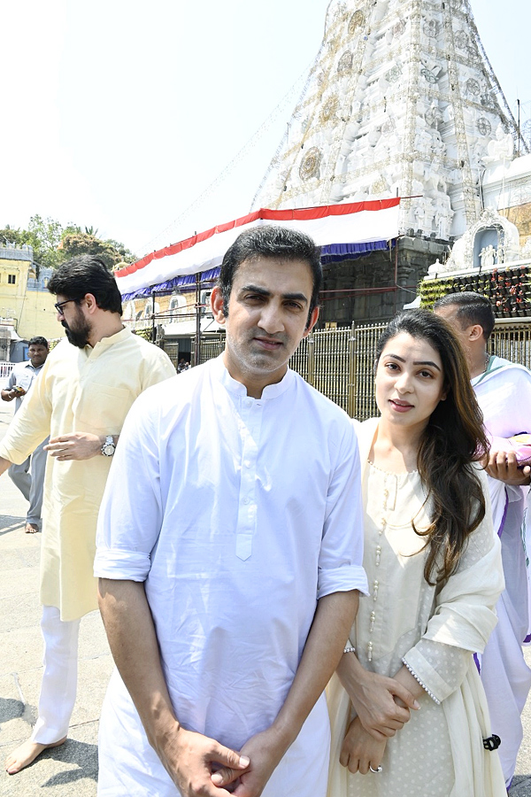 Cricketer_20Gautam_20Gambhir_20Family_20Visited_20Tirumala_20Srivari_20Temple_20Photos_10.jpg 11