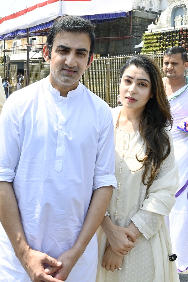 Cricketer_20Gautam_20Gambhir_20Family_20Visited_20Tirumala_20Srivari_20Temple_20Photos_11.jpg 12