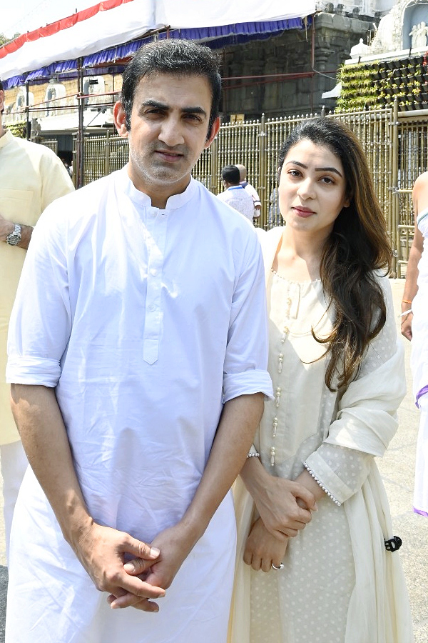 Cricketer_20Gautam_20Gambhir_20Family_20Visited_20Tirumala_20Srivari_20Temple_20Photos_12.jpg 13