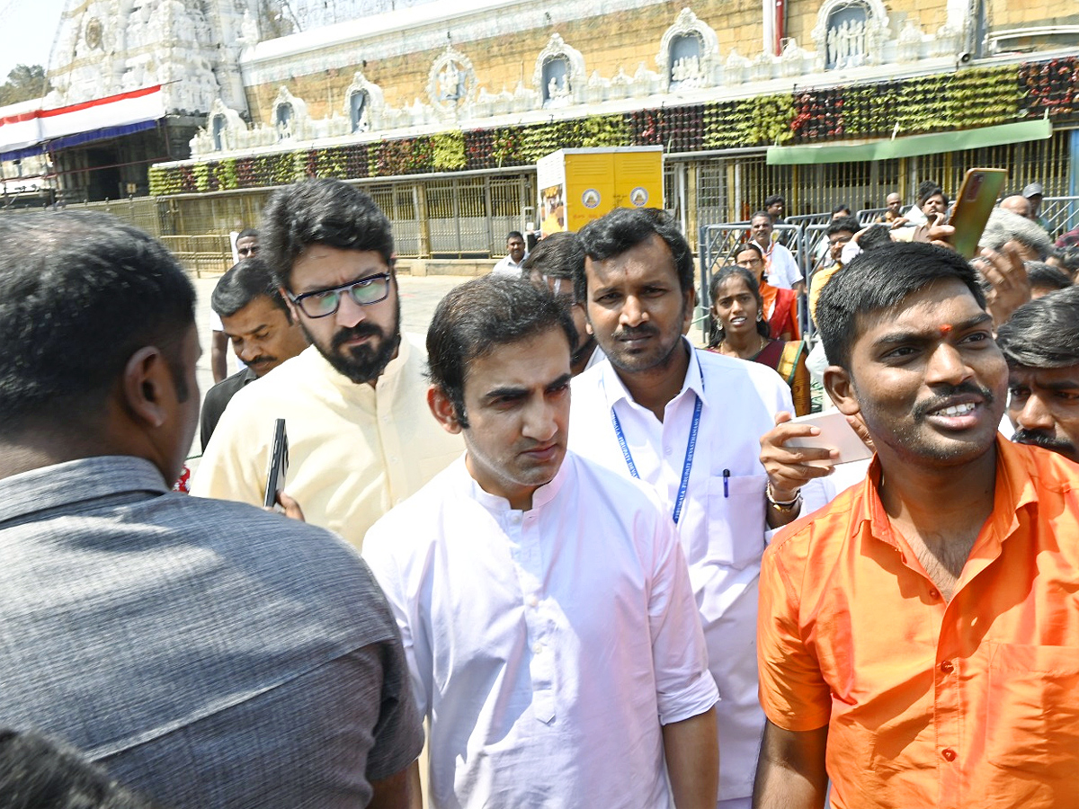 Cricketer_20Gautam_20Gambhir_20Family_20Visited_20Tirumala_20Srivari_20Temple_20Photos_14.jpg 15