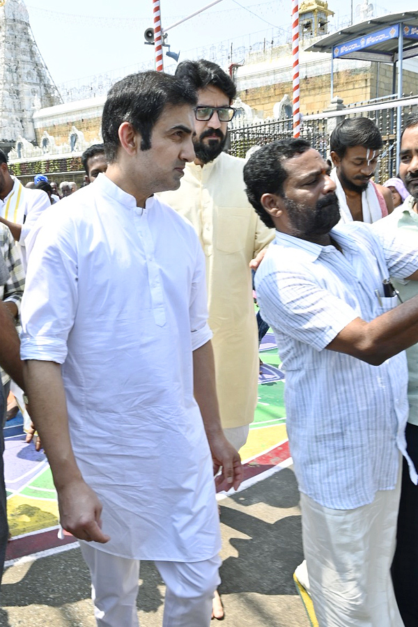 Cricketer_20Gautam_20Gambhir_20Family_20Visited_20Tirumala_20Srivari_20Temple_20Photos_16.jpg 17