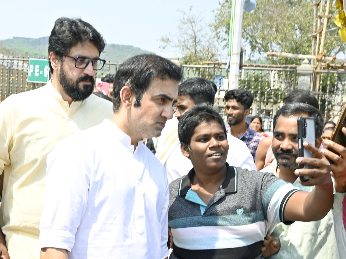 Cricketer_20Gautam_20Gambhir_20Family_20Visited_20Tirumala_20Srivari_20Temple_20Photos_18.jpg 19