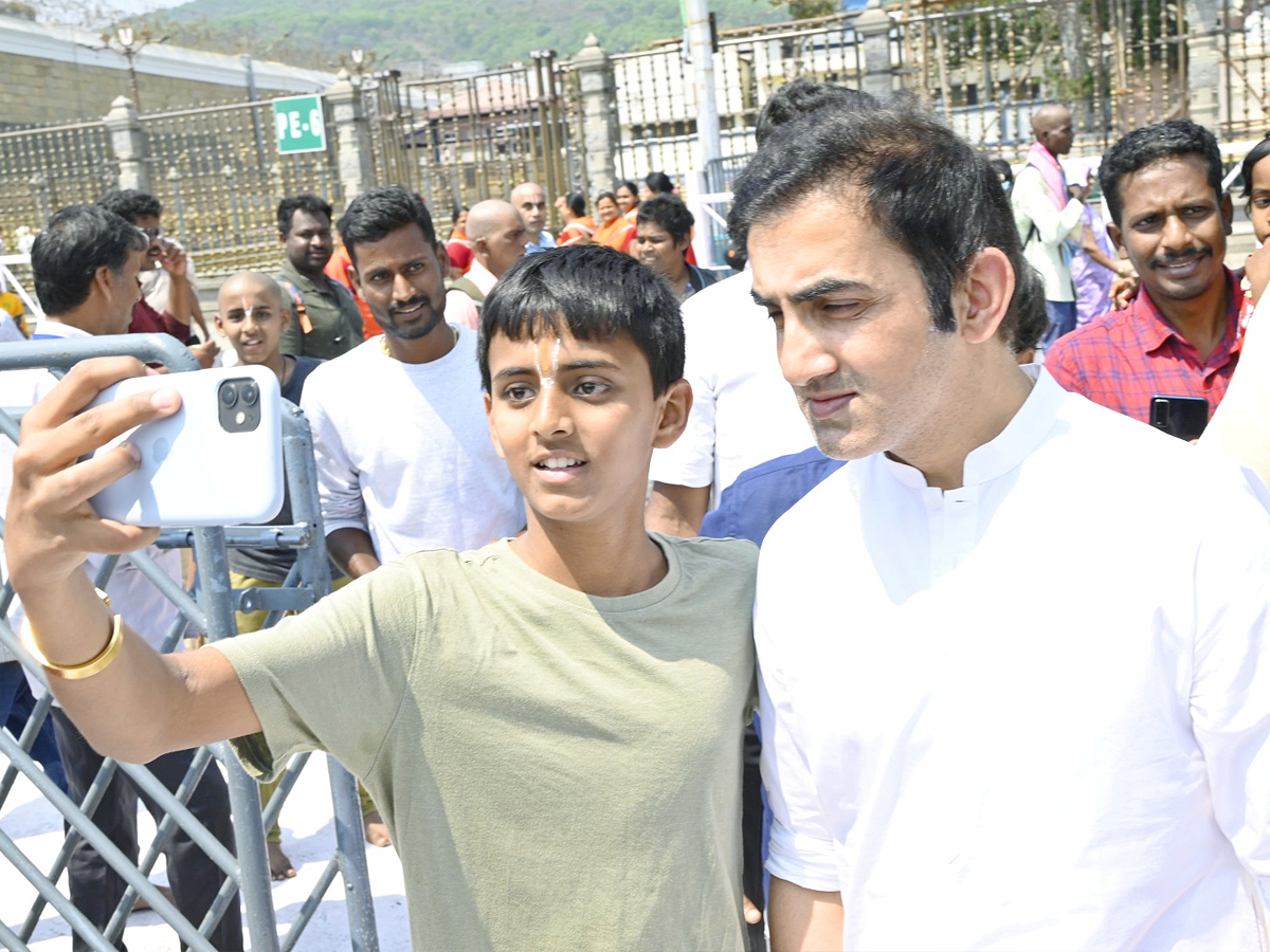 Cricketer_20Gautam_20Gambhir_20Family_20Visited_20Tirumala_20Srivari_20Temple_20Photos_19.jpg 20