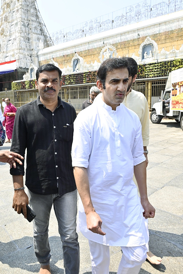 Cricketer_20Gautam_20Gambhir_20Family_20Visited_20Tirumala_20Srivari_20Temple_20Photos_22.jpg 23