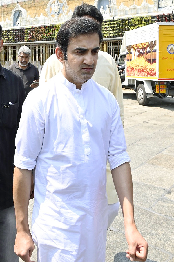 Cricketer_20Gautam_20Gambhir_20Family_20Visited_20Tirumala_20Srivari_20Temple_20Photos_23.jpg 24