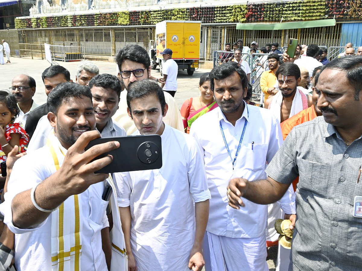 Cricketer_20Gautam_20Gambhir_20Family_20Visited_20Tirumala_20Srivari_20Temple_20Photos_24.jpg 25