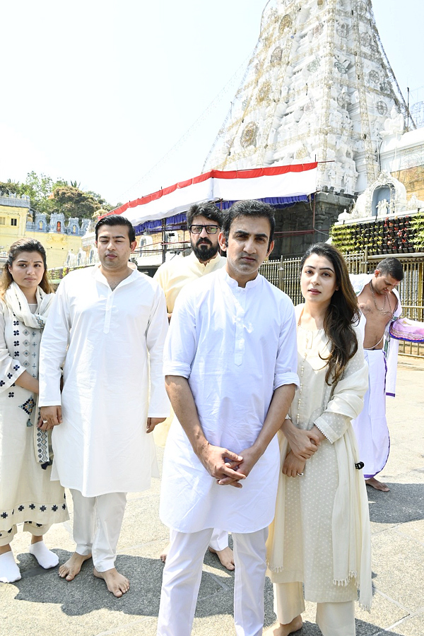 Cricketer_20Gautam_20Gambhir_20Family_20Visited_20Tirumala_20Srivari_20Temple_20Photos_3.jpg 4