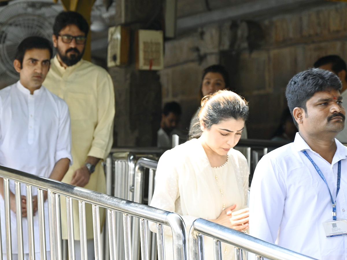 Cricketer_20Gautam_20Gambhir_20Family_20Visited_20Tirumala_20Srivari_20Temple_20Photos_4.jpg 5