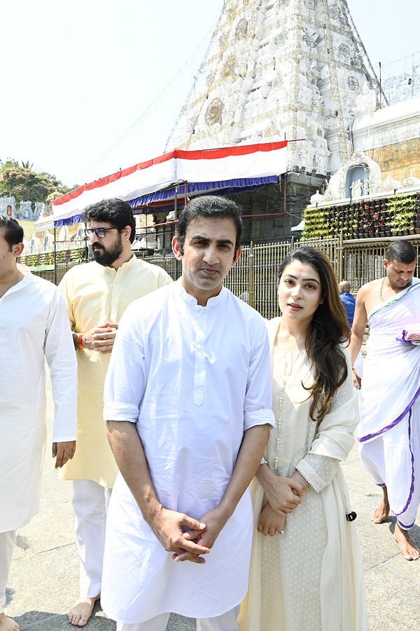 Cricketer_20Gautam_20Gambhir_20Family_20Visited_20Tirumala_20Srivari_20Temple_20Photos_5.jpg 6
