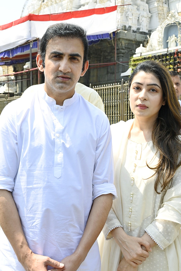 Cricketer_20Gautam_20Gambhir_20Family_20Visited_20Tirumala_20Srivari_20Temple_20Photos_8.jpg 9
