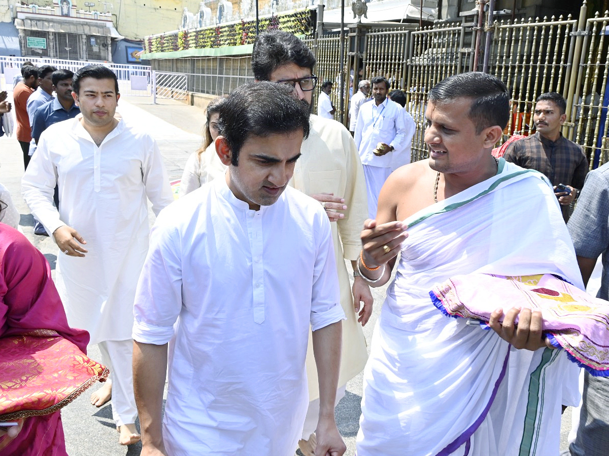 Cricketer_20Gautam_20Gambhir_20Family_20Visited_20Tirumala_20Srivari_20Temple_20Photos_9.jpg 10