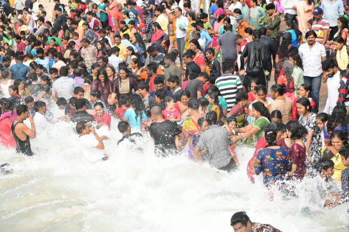 Maha_20Shivaratri_202021_20Devotees_20Rush_20Beach_20Photos-1.jpg 1