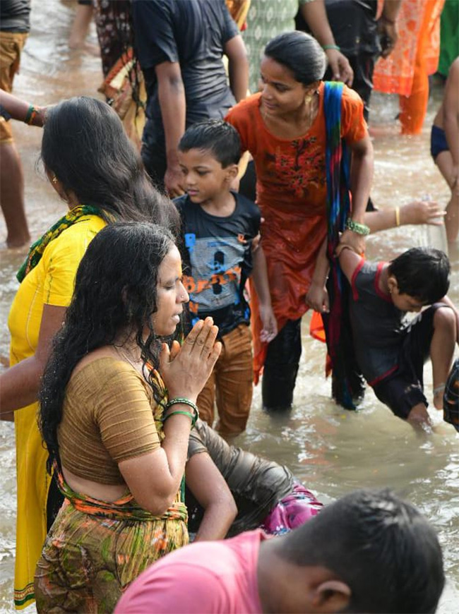 Maha_20Shivaratri_202021_20Devotees_20Rush_20Beach_20Photos-11.jpg 9
